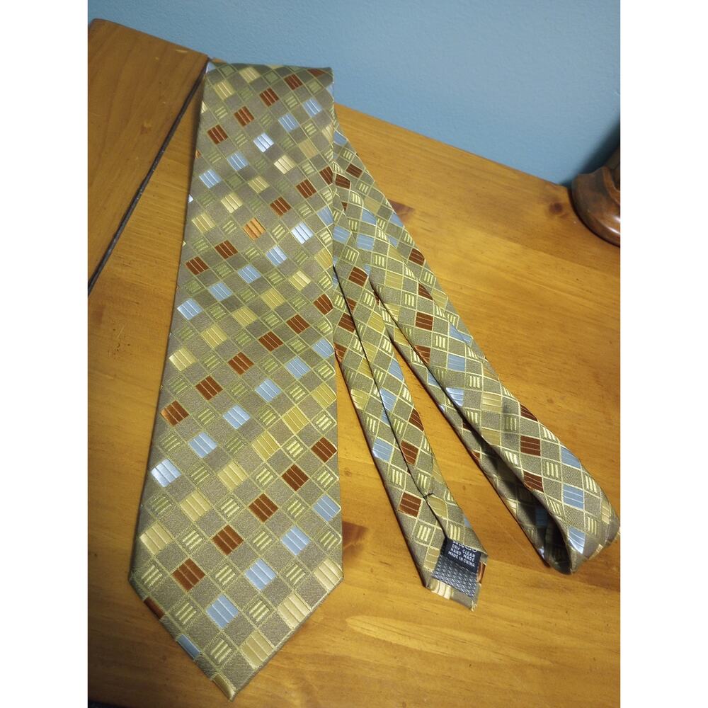 Bergamo New York 100% Polyester Men's Tie‎ 59 inches long